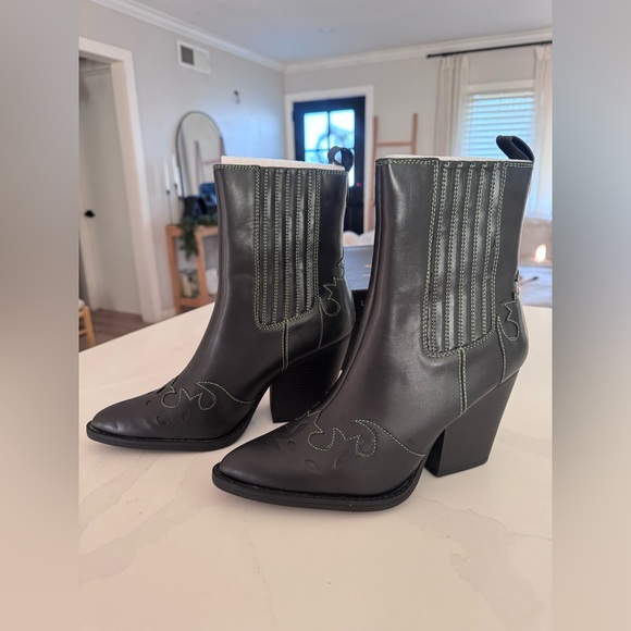 NIB | Lulus | Brextin Black Pointed-Toe Ankle-High Western Boots | Sz 10 - Picture 5 of 12